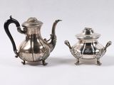 paire de théières plaquées argent avec soucoupes, sur socle