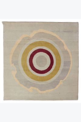 une photo d'un tapis orné d'un motif circulaire