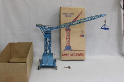 une grue bleue posée à côté d'une boîte et d'un carton