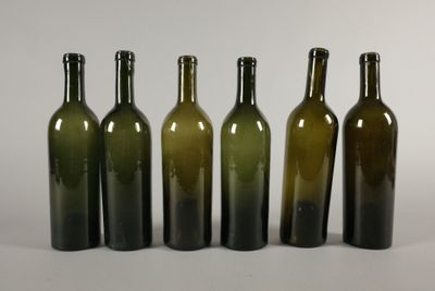 Six bouteilles de forme Bordeaux en verre de nuance vert som…