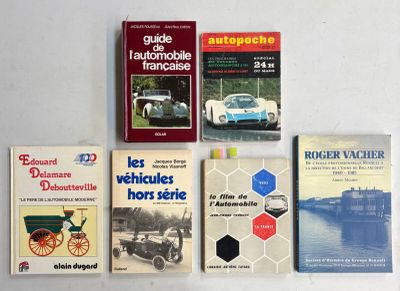 plusieurs livres posés sur une surface blanche, avec une voiture en arrière-plan