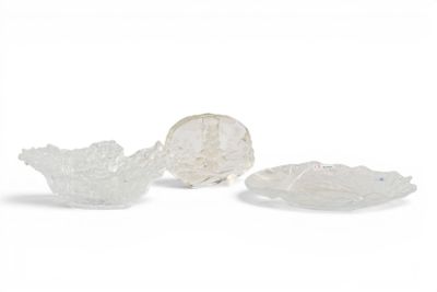 trois morceaux de verre posés les uns à côté des autres sur une surface blanche
