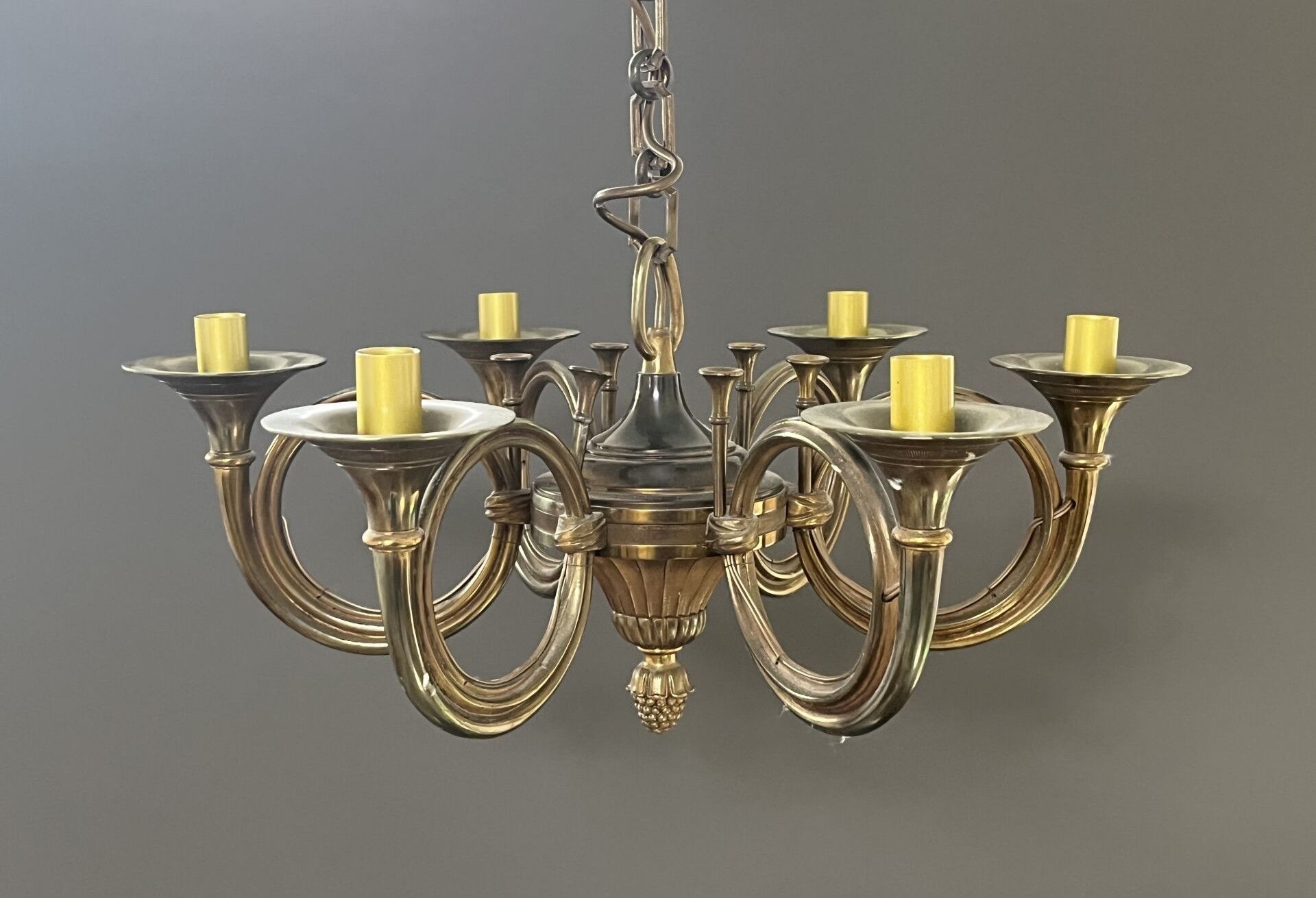 LUSTRE en bronze doré à six bras de lumière à décor de tromp…