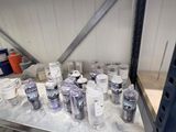 de nombreuses bouteilles d'eau posées sur une étagère dans une pièce