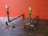 deux bougies posées sur une table en bois