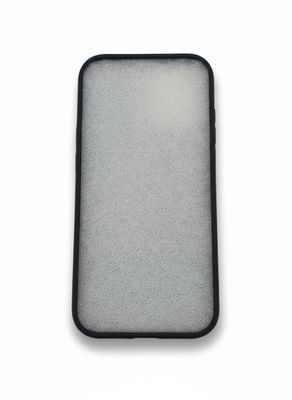 un gros plan d'une coque de téléphone en noir et blanc posée sur une surface blanche