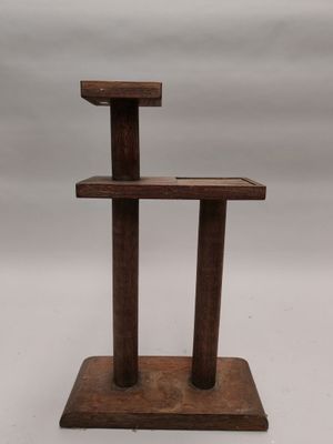 une image représentant une table en bois avec un piètement carré et un plateau carré