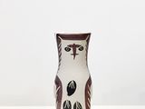 deux vases posés l'un à côté de l'autre sur une table blanche