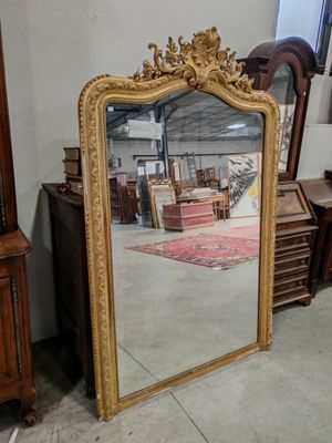 un miroir posé sur le sol d'une pièce