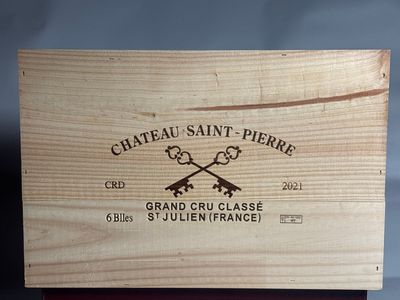 une boîte en bois sur laquelle est collée une étiquette portant l'inscription « Château Saint-Pierre »