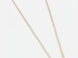 un collier de perles blanches avec un fermoir en or