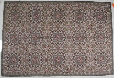 un vieux tapis orné d'un motif sur fond blanc