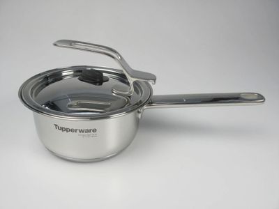 une casserole en acier inoxydable avec un couvercle, posée sur un plan de travail blanc