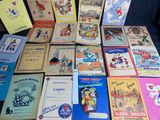 un grand nombre de livres posés sur une table