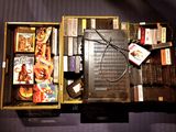 une valise ouverte contenant tout un tas de jeux vidéo