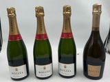 trois bouteilles de champagne sont alignées sur une table