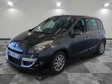 la photo d'une petite voiture noire garée dans un garage