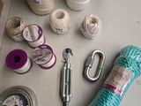une table sur laquelle se trouvent un tas de pelotes de laine, des ciseaux et un crochet