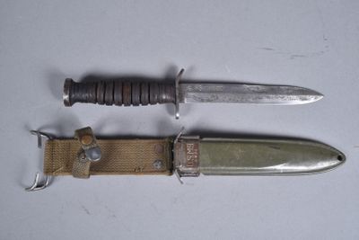 deux couteaux posés l'un à côté de l'autre sur une table