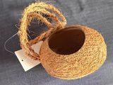 un petit panier entouré d'une corde, posé sur une table