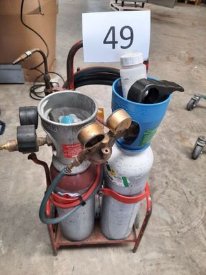 deux bouteilles de gaz propane posées sur un chariot dans un entrepôt