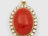 un pendentif en corail et diamants