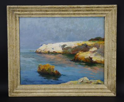 une peinture à l'huile représentant une côte rocheuse avec des rochers et un plan d'eau