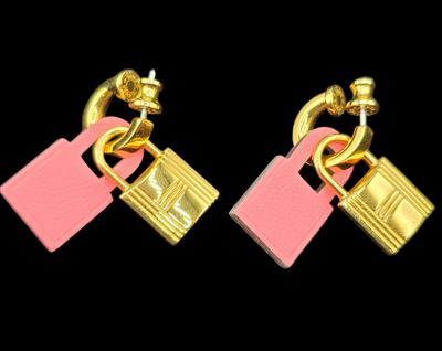 HERMES. Pair de boucles d'oreilles en métal doré, modèle "O'…