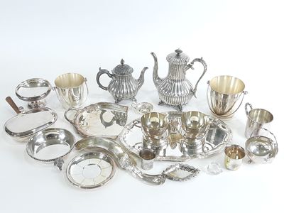 beaucoup d'objets en argent qui se trouvent sur la table