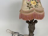 l'image d'une lampe posée sur une table