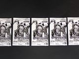 six billets de cinéma sur lesquels figure la photo d'une femme