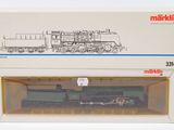 une boîte contenant un train miniature, posée sur une surface blanche