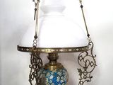 une lampe suspendue au plafond au-dessus de la table