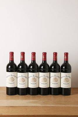 six bouteilles de vin rouge alignées sur une table en bois