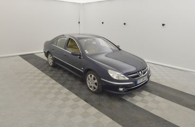 la photo d'une voiture dans un garage au sol en damier