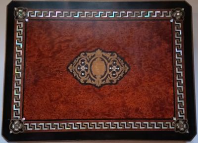 une boîte marron et noire ornée d'un motif décoratif