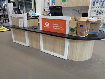 un comptoir sur lequel sont disposées des boîtes, dans un magasin