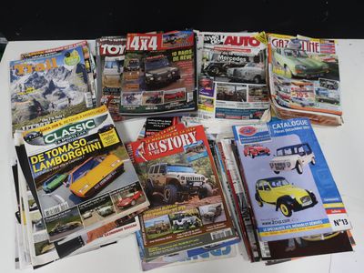 beaucoup de magazines posés sur la table, par-dessus la table