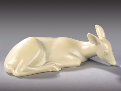 Armand PETERSEN (1891-1969) Antilope couchée sans corne, têt…