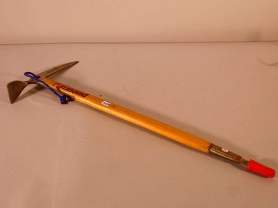 un marteau avec un manche rouge sur un fond blanc