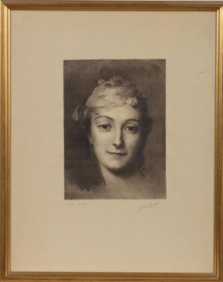 portrait d'une femme dans un cadre doré, avec une image en noir et blanc