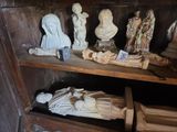 de nombreuses statues de Jésus et d'autres figures religieuses posées sur une étagère
