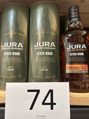 trois bouteilles de « Jura Seven Wood » sur une étagère dans un magasin