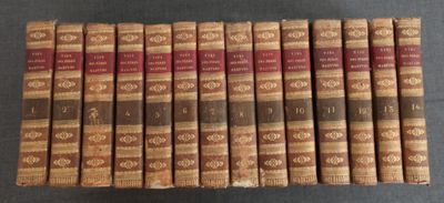 six vieux livres empilés les uns sur les autres sur une table