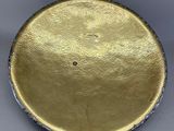 un gros plan d'une plaque dorée posée sur une surface grise