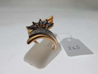 une photo d'une bague en or sertie de pierres bleues, avec une étiquette de prix