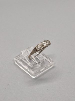 Demi-anneau en platine (850 mm) et diamants.