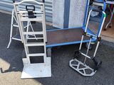 un chariot et un diable devant un immeuble