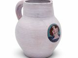un vase blanc avec la photo d'une femme dessus