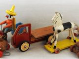 un ensemble d'animaux en peluche et un camion avec un homme à son bord